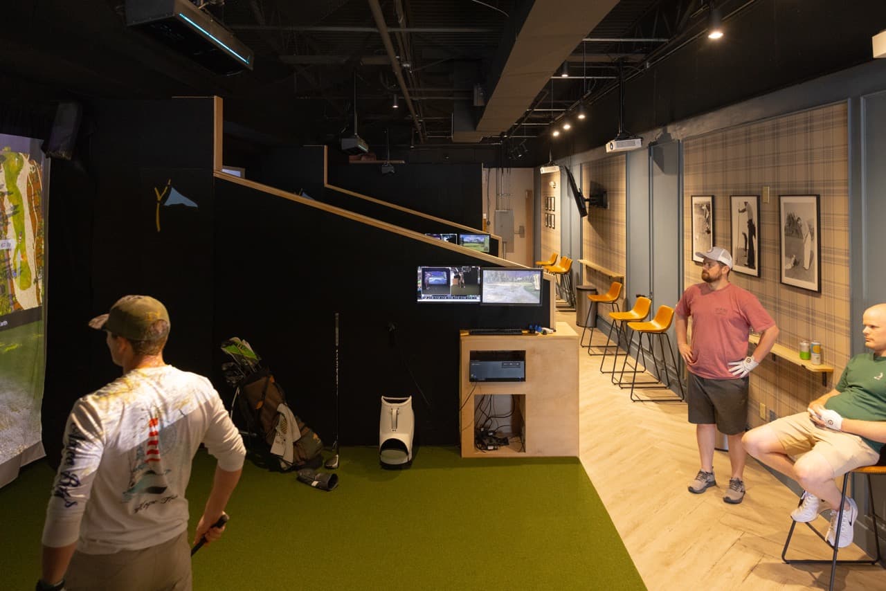 A private Scramblers Golf simulator bay